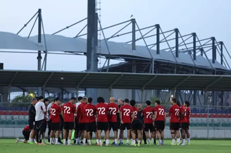 وليد صلاح الدين يجتمع باللاعبين.. تفاصيل مران الأهلي الأول في زنجبار 